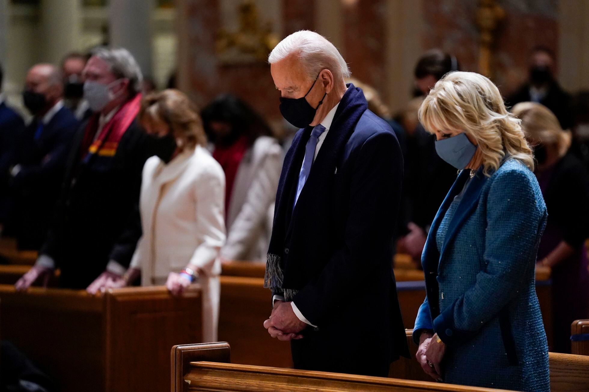 El presidente Joe Biden y su esposa, Jill, asisten a misa el día de su toma de posesión, el 20 de enero, en Washington.
