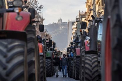 Tractores en la calle Balmes, en el centro de Barcelona, durante la marcha agrícola de este miércoles.