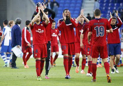 Los jugadores del Osasuna saludan al t&eacute;rmino del partido con el Espanyol de la temporada 13-14 cebrado en Barcelona.