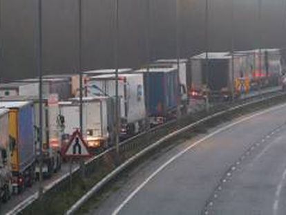 Los camiones hacen cola en la A2, a las afueras de Dover, Gran Bretaña.