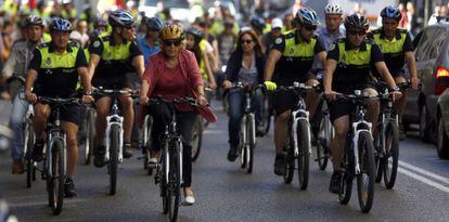 La alcaldesa de Madrid, Manuela Carmena, en bicicleta por el dia de la Movilidad.