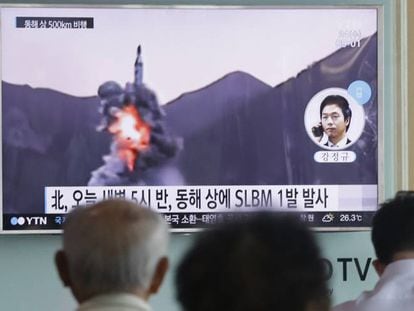Ciudadanos surcoreanos observan imágenes de televisión de archivo de otro lanzamiento de un misil desde un submarino norcoreano. AHN YOUNG-JOON AP