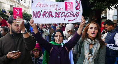 Protesta de boicot en Argel a las elecciones de este jueves. Entre los manifestantes, Mariam muestra una pancarta con el lema