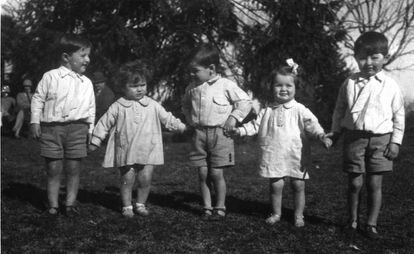 El Che, en medio de sus hermanos Roberto, Ana María, Celia y Juan Martín.