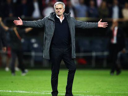 Mourinho celebra el triunfo del Manchester United en la final de la Liga Europa contra el Ajax.