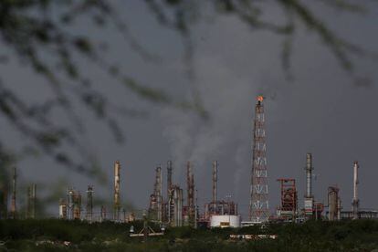 Vista general de la refinería Pemex en Monterrey, México.