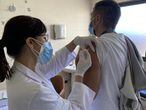 15/11/2020 Más de 384.000 personas ya han recibido la vacuna de la gripe en Castilla-La Mancha.

El llamamiento de las autoridades sanitarias pidiendo a la población que se vacune frente a la gripe como medida para prevenir esta enfermedad infecciosa estacional y reducir la carga asistencial en el contexto de la pandemia de COVID-19 está surtiendo efecto, según revelan los primeros datos de 'El Gripómetro', el estudio demográfico sobre vacunación antigripal que Sanofi Pasteur realiza cada año en España.

SALUD CASTILLA-LA MANCHA ESPAÑA EUROPA TOLEDO
JCCM
