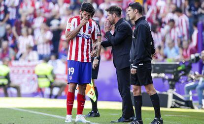 Simeone da instrucciones a Diego Costa durante el último Valladolid-Atlético.