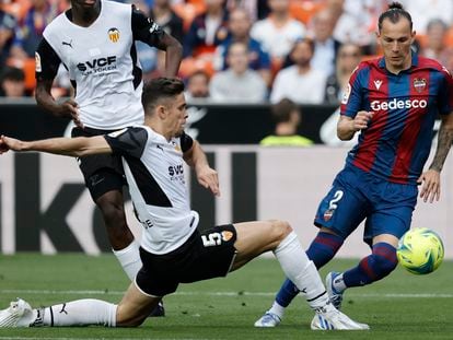 El defensa del Valencia, Gabriel Paulista, defiende la internada de Francisco Son, del Levante, este sábado en Mestalla.