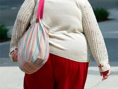 Una mujer obesa pasea por una calle de Washington.
