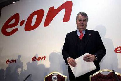 El presidente de E.ON, Wulf Bernotat, en la rueda de prensa en la que anunció la OPA sobre Endesa.
