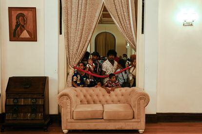 Un grupo de manifestantes, dentro del complejo presidencial. Tras varios intentos frustrados, el presidente de Sri Lanka, Gotabaya Rajapaksa, logró huir del país en la madrugada de este miércoles a bordo de un avión militar con destino a Maldivas, según ha confirmado la oficina del primer ministro. 