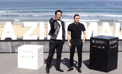  El realizador, James Franco (i), posa junto al actor, Dave Franco (d), tras presentar su película "The disaster artist", que compite en la Sección Oficial de la 65 edición del Festival Internacional de Cine de San Sebastián. 