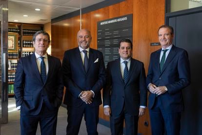 Javier Valdecantos, socio codirector de Montero Aramburu; Santiago Gómez Villares, socio director de GVA Gómez-Villares & Atencia; Leonardo Neri, socio codirector de Montero Aramburu; y Pablo Atencia, socio director de GVA Gómez-Villares & Atencia.