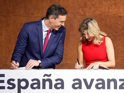 Pedro Sánchez y Yolanda Díaz, en la firma del acuerdo de Gobierno entre el PSOE y Sumar, este martes en Madrid.