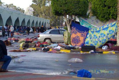 Imagen facilitada por uno de los españoles evacuados de Libia. Las afueras de la terminal concentran a miles de personas que esperan para ser evacuadas. La zona está llena de mantas, maletas viejas y plásticos para protegerse de la lluvia.