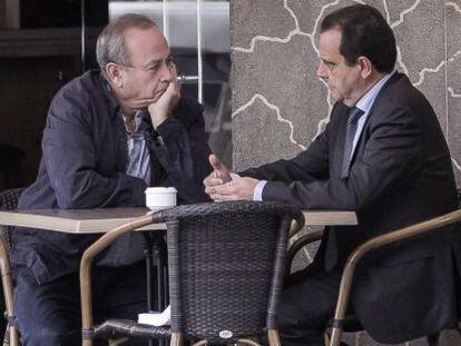 El juez Jos&eacute; Castro (izquierda) y el fiscal Antonio Horrach conversan en una terraza de Palma el pasado mes de abril.