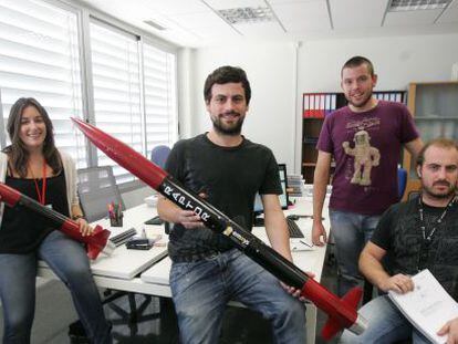 Ana Cortijo, Ra&uacute;l Verd&uacute;, Ra&uacute;l Torres y Eleazar Gonz&aacute;lez en su oficina del campus de la Universidad Miguel Hern&aacute;ndez de Elche. 