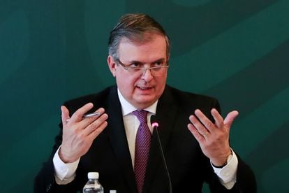 El canciller mexicano, Marcelo Ebrard, habla durante una rueda de prensa.