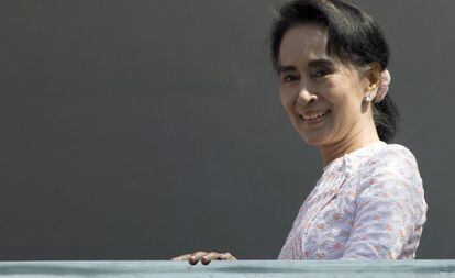 Aung San Suu Kyi, en el balcón de la sede de su partido.