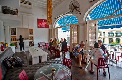 Vista interior del café Azúcar, uno de los nuevos negocios privados remodelados de la plaza Vieja del centro histórico de La Habana. 