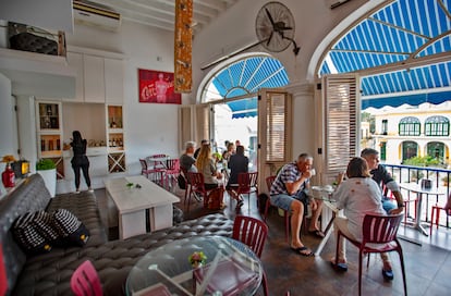 Vista interior del café Azúcar, uno de los nuevos negocios privados remodelados de la plaza Vieja del centro histórico de La Habana.