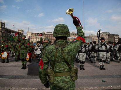 Elementos de la Guardia Nacional y el Ejército mexicano, durante un desfile en Ciudad de México, el pasado 16 de septiembre.
