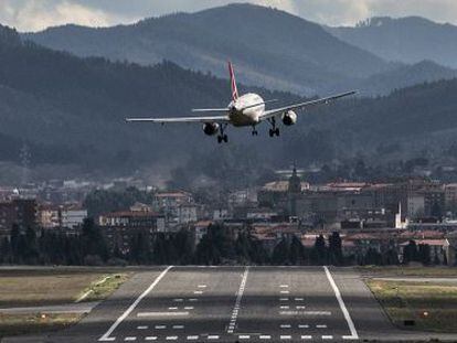 Un avi&oacute;n aterriza con problemas a causa del viento en Loiu (Bizkaia).