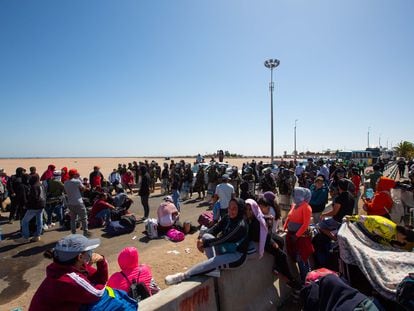 Migrantes varados este jueves en la frontera entre Chile y Perú, en la ciudad chilena de Arica.