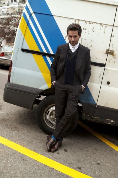 Borja Sémper. Político y consultor. Traje y chaleco de Giorgio Armani, camisa de Dior, calcetines de Sebago y zapatos de Berwick.