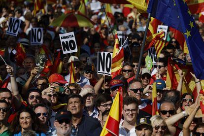 Manifestantes en la protesta convocada por Societat Civil Catalana en el centro de Barcelona en contra de una posible amnistía de los encausados por el 'procés'. 
