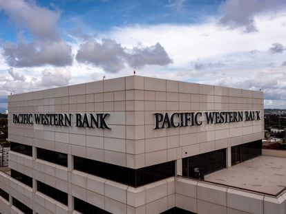 Vista aérea de la sede del Pacific Western Bank en Los Ángeles, California.