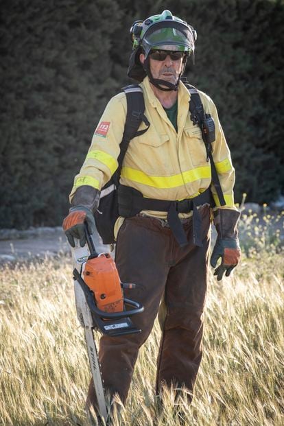 Agustín Narváez, bombero forestal de la base de Cártama (Málaga), con su motosierra tras un entrenamiento.