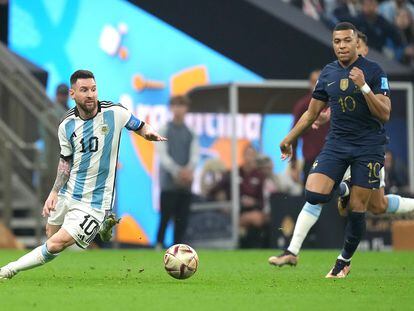 Lionel Messi y Kylian Mbappé disputan el balón durante la final del Mundial de Qatar 2022 entre Argentina y Francia el pasado domingo.