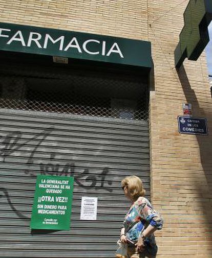 Farmacia cerrada en el centro de Valencia durante una protesta del sector en el pasado mes de junio por los impagos de la Generalitat. 