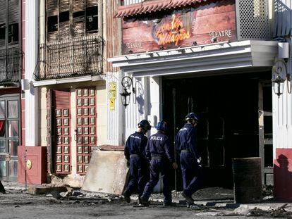 Agentes de la Policía Judicial acceden este martes a la discoteca Fonda Milagros, uno de los dos locales arrasados por el fuego en Murcia.