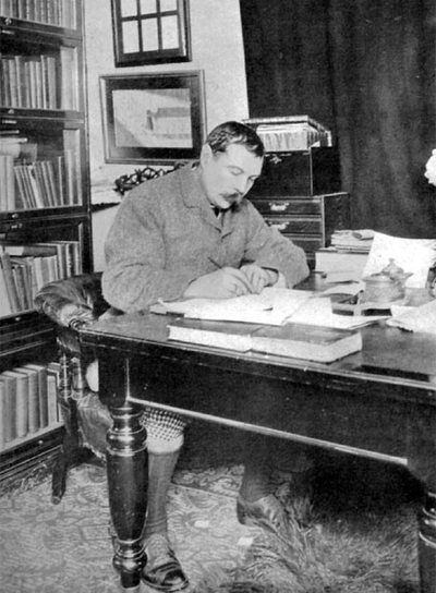 Arthur Conan Doyle, el creador de Sherlock Holmes, retratado en su escritorio.