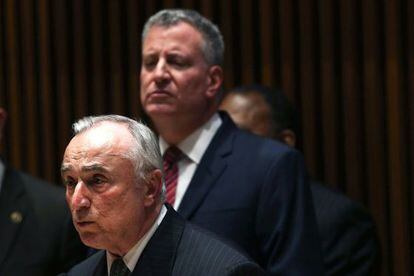 Bill Bratton, jefe de policía de Nueva York, en primer plano.