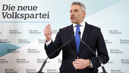 El nuevo líder democristiano de Austria, Karl Nehammer, comparece ante los medios este viernes en Viena.