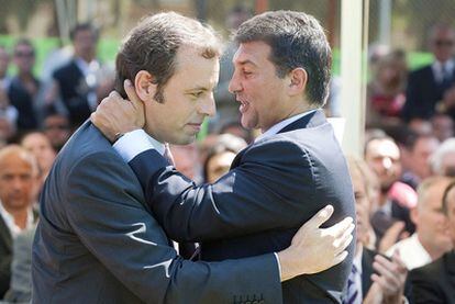 Sandro Rosell y Joan Laporta, durante la toma de posesión del primero como presidente del Barcelona, en julio de 2010.