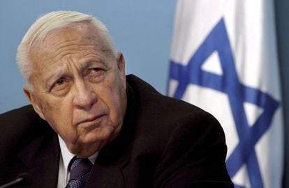 Ariel Sharon sufrió una hemorragia cerebral en 2006. Desde entonces estuvo en coma. Murió en enero de este 2014. El político israelí tuvo un gran protagonismo en el poder y su visita a la explanada de las Mezquitas en 2000 fue la causa de la segunda intifada.
