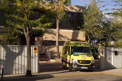 Una ambulancia abandona la sede de la empresa Safe Eurolimp en Getafe, en octubre de 2014.