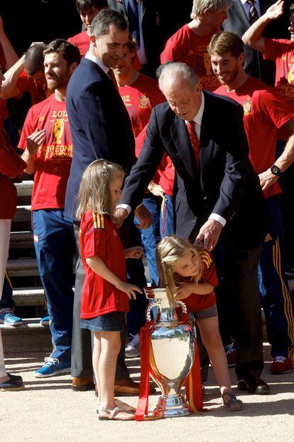 Las infantas Sofía y Leonor posan con la copa junto al Rey y al príncipe de Asturias.