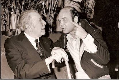 Severo Sarduy (a la derecha) junto a Jorge Luis Borges, en 1982.