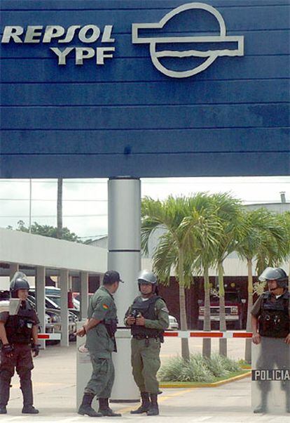 Miembros de la Policía Nacional boliviana que participan en la inspección de la sede de la petrolera hispano-argentina Repsol.