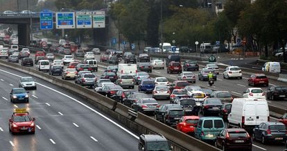 Atasco en la M30 de Madrid desde el puente de Ventas.