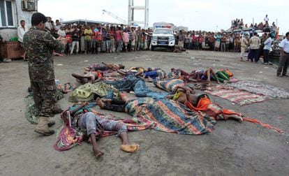 Los cuerpos de algunos de los refugiados somalíes muertos yacen en en el puerto de la ciudad yemení de Hodeida.