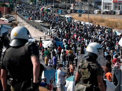 Cientos de refugiados protestaban este viernes en Moria para exigir su reasentamiento.