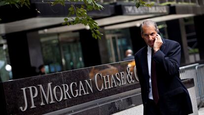 Una persona camina delante de la sede del banco JP Morgan, en Nueva York.