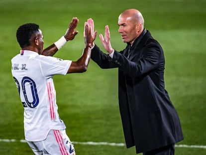 Vinicius celebra con Zidane su segundo gol, el tercero del Madrid, este martes ante el Liverpool en el Alfredo di Stéfano.